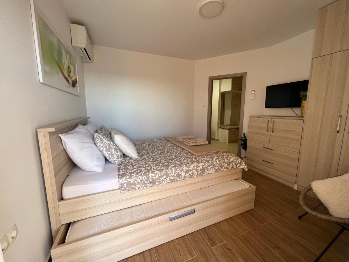 Apartmani Pernjak Mandre Esterno foto