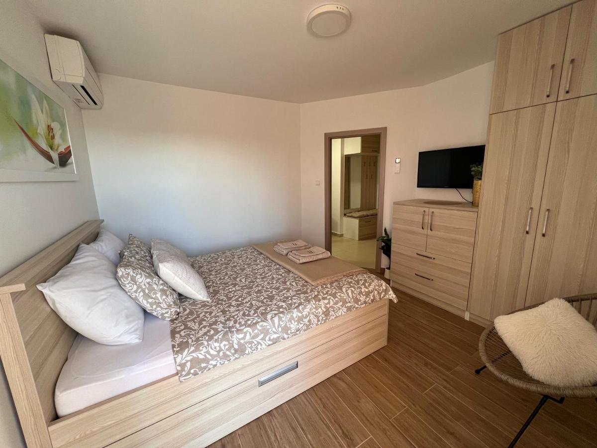 Apartmani Pernjak Mandre Esterno foto