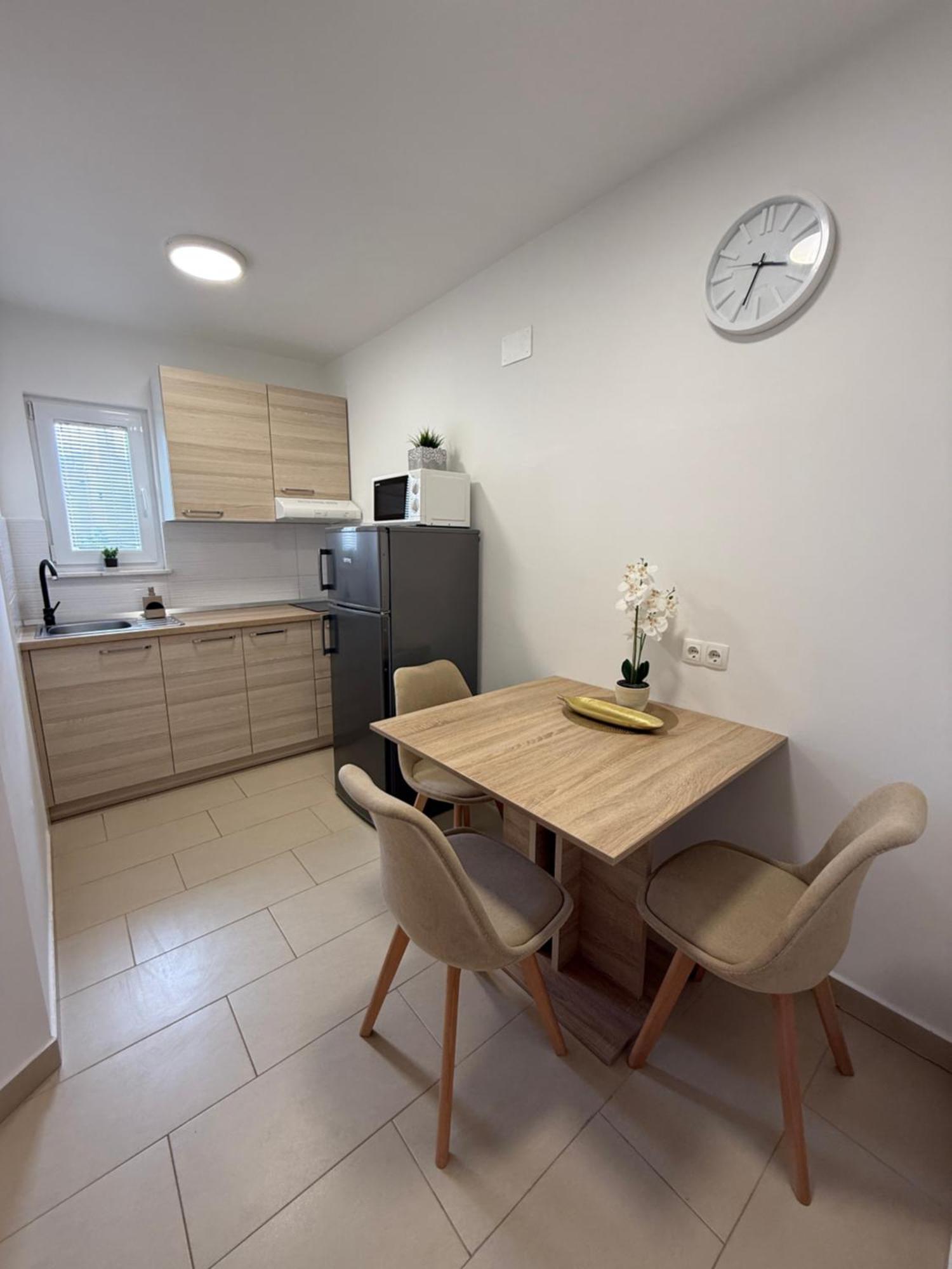 Apartmani Pernjak Mandre Esterno foto